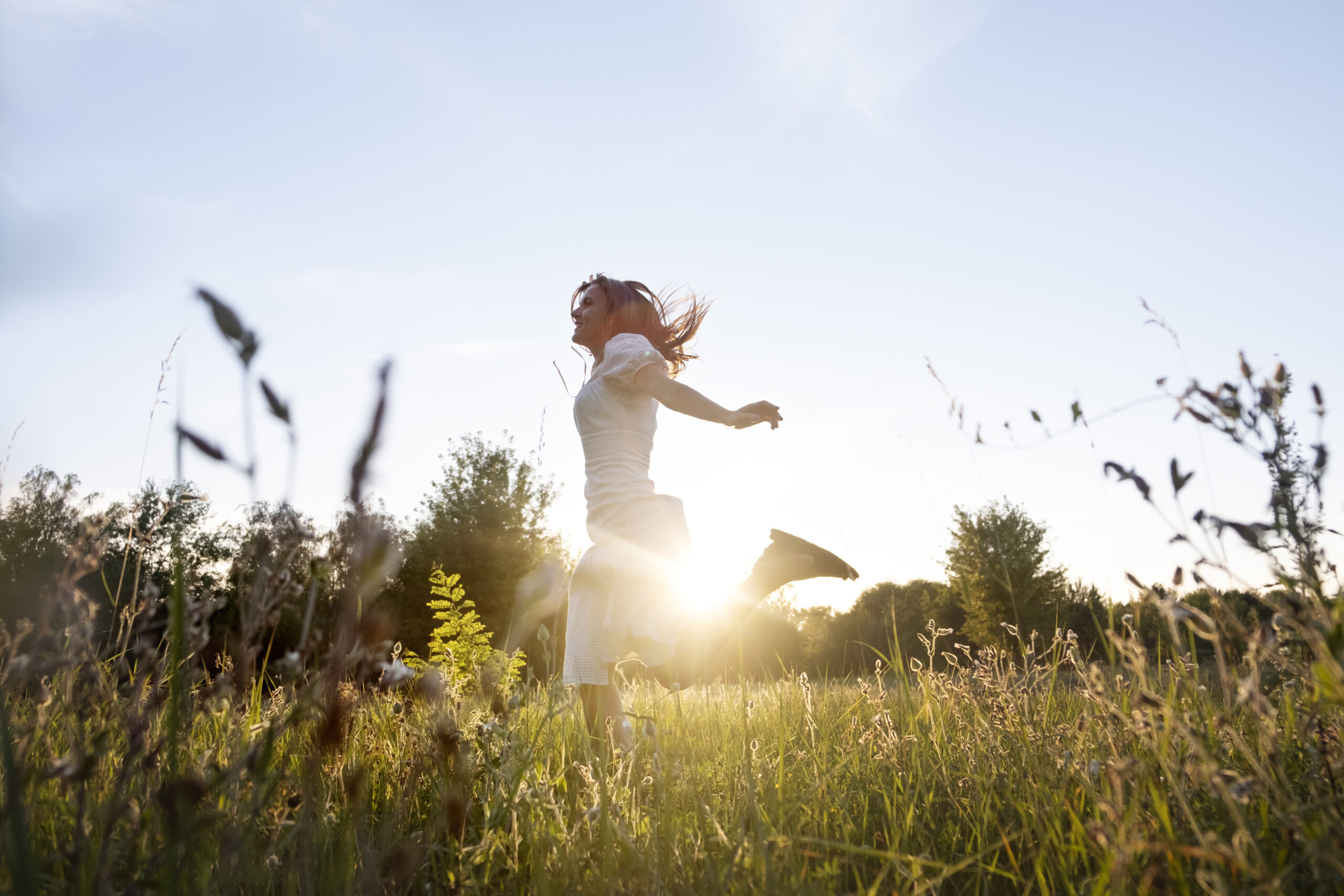 full-shot-woman-running-outdoors